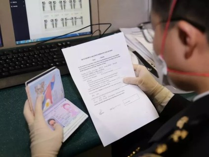中国启用新版健康申明卡 入境申报18项简化至10项