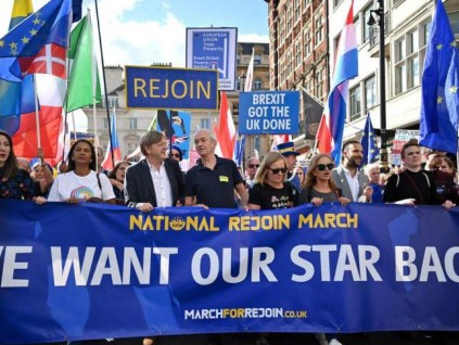 英国数百名民众上街游行呼吁重回欧盟 过半受访者表支持