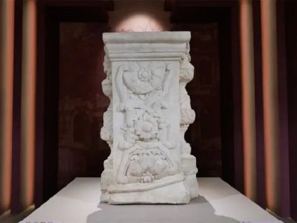 继马首铜像后 流失海外的七根石柱文物回归圆明园并展出