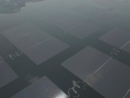 东南亚最大浮动式太阳能发电场 印度尼西亚一水库启用