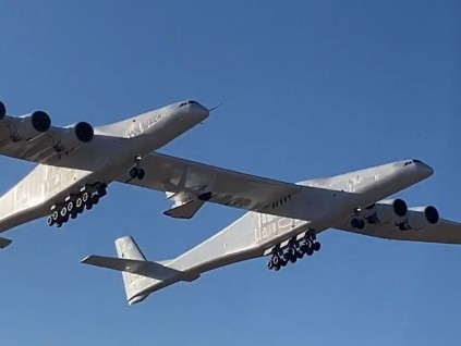 世界上最大的飞机「大鹏」ROC 准备发射高超音速飞行器