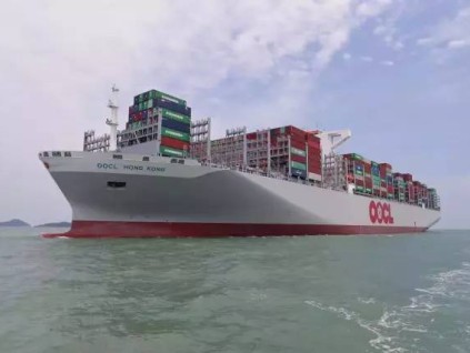 中国造全球最大等级货柜船出海试航 高22层楼堪称海上堡垒