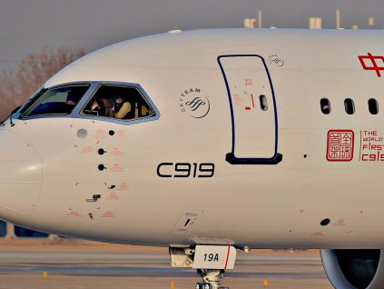 东航全球首架C919大飞机首次出国参加新加坡航展