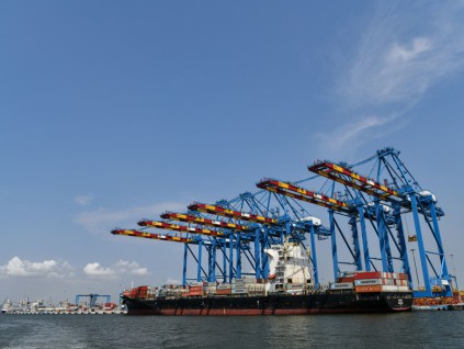 美国政府拟斥巨资更换港口内所有中国制起重机