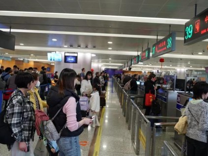 中泰互免签证首日 上海浦东机场口岸逾3300人往来泰国