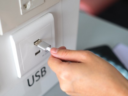 出国旅游机场USB插座充电 四招保全法预防资料被窃