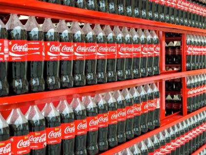 全球半数塑料废弃物产自56家企业 两大可乐商占16%