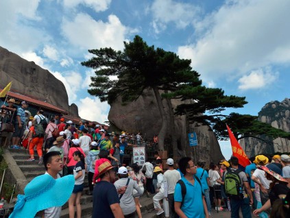 中国游客五一数量激增 为全球旅游业带来一丝喘息