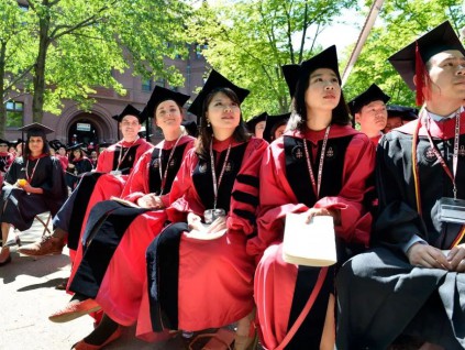 美国开始撤销中国学生签证 哈佛国际生比例或限在15%