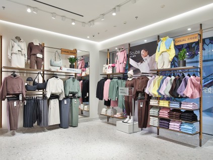 服饰品牌Lululemon下调全年预期 盘后股价暴跌逾两成