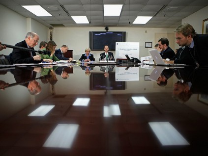 美国会预算办公室下修今年经济成长 上调通膨和失业率