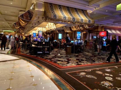 黄金破4000美元！华尔街对冲基金将投资组合去美元化