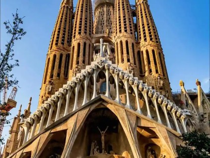 中殿顶部完成吊装 西班牙圣家堂成为全球最高教堂 中殿顶部完成吊装 西班牙圣家堂成为全球最高教堂