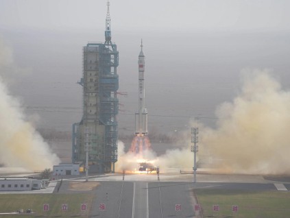 神舟二十二号发射升空 首次应对太空船「舷窗裂纹」修复