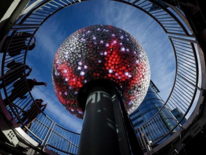 纽约时报广场新年倒计时水晶球全新亮相迎新