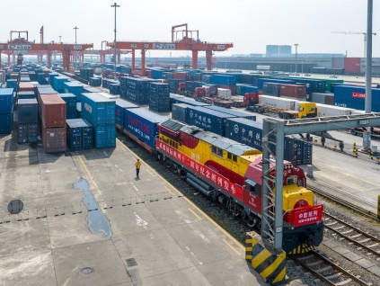 中欧班列第12万列从成都国际铁路港始发