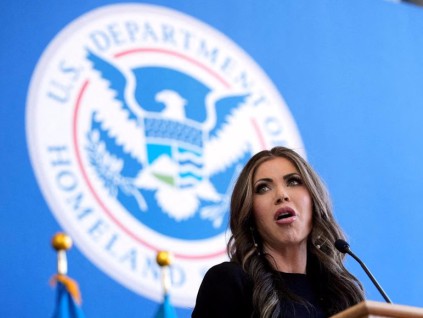 美国国土安全部长：计划扩大旅行禁令至30多个国家