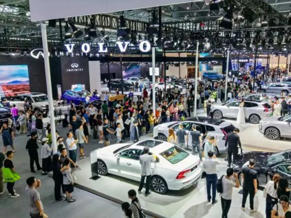 全球电动车热潮降温 逾三成新加坡人重新回归燃油车