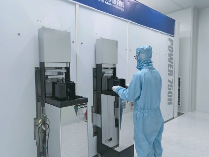 首台晶片制造核心装备 串列型高能氢离子注入机成功出束