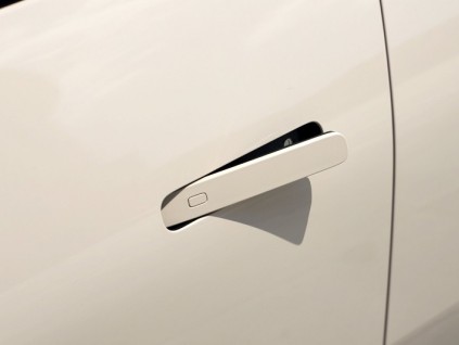 全球首例 中国禁止隐藏式车门把 新规明年开始实施