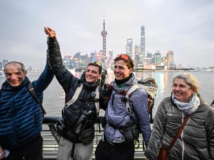 两名法国人徒步一年半 穿越亚欧大陆抵达上海