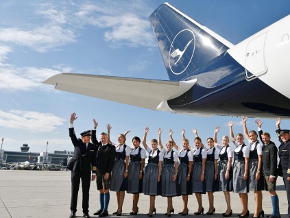 德国航空飞行员和机组人员罢工 近800个航班取消