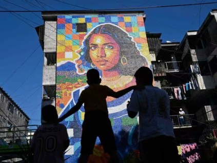 委内瑞拉艺术家使用塑料瓶盖 创作拉美蒙娜丽莎壁画