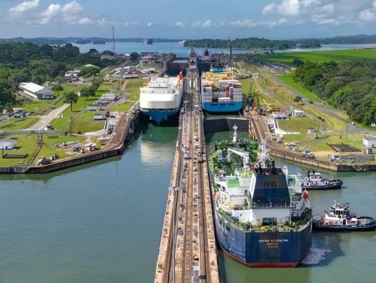 巴拿马正式接管运河两港口 公告长和经营权合约违宪