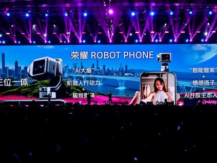 西班牙通信展：荣耀推出首款人形机器人与机器人手机