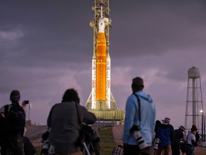 阿耳忒弥斯2号成功升空 开启人类半世纪来首个深空任务