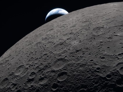 美载人绕月飞船溅落在预定海域 迈向登月新时代