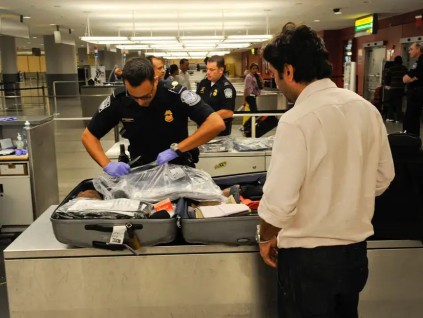 美国宣布扩大西半球签证限制 赴美游客入境安全风险