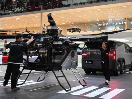 第19届北京车展开幕 中国车企秀创新概念车与飞行汽车