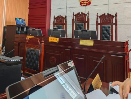 律师职业正经历大规模贬值 83万人争案源还被AI抢工作
