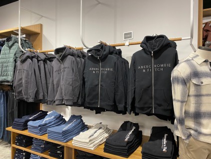 美时装品牌A&F据报评估中国业务 或引入本地合作伙伴